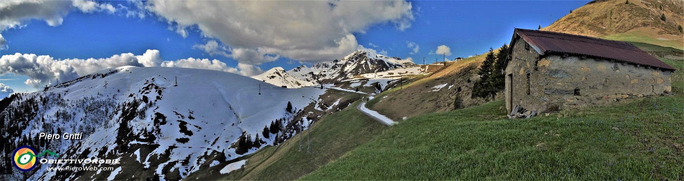 33 Son salito sul bel dosso panoramico con questa baita ed ora scendo sulla strada.jpg